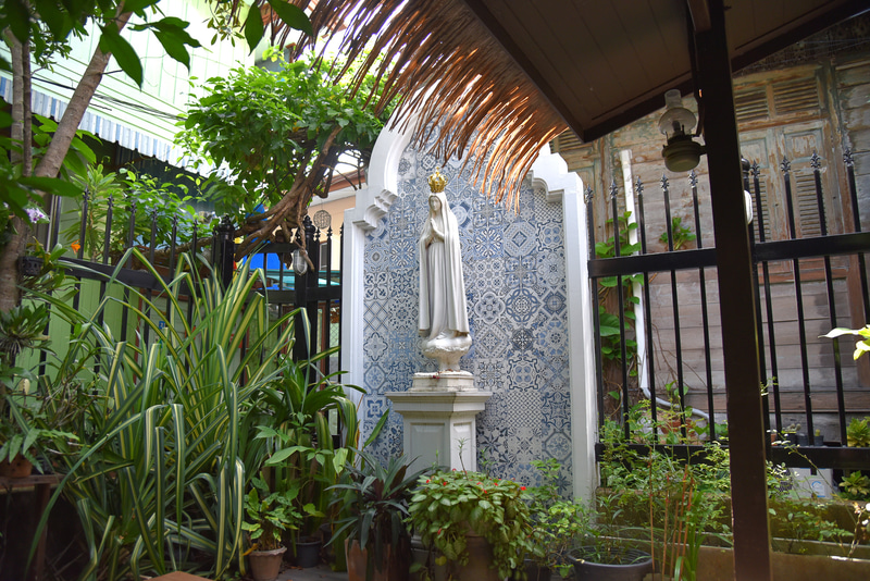 庭にはマリア様もたたずんでいた