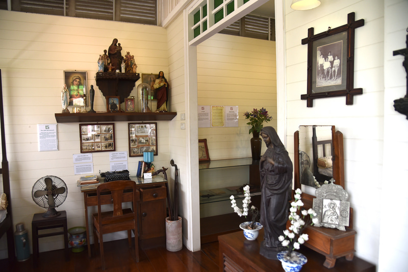 2階では当時の生活で使われていた道具や聖書などの信仰を表わす物を紹介