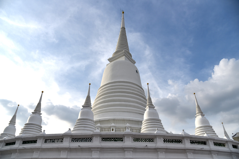 真っ白な仏塔が美しい「ワット・プラユーン」