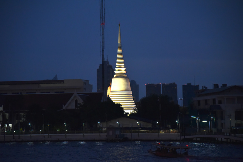 対岸から眺めたライトアップも美しい