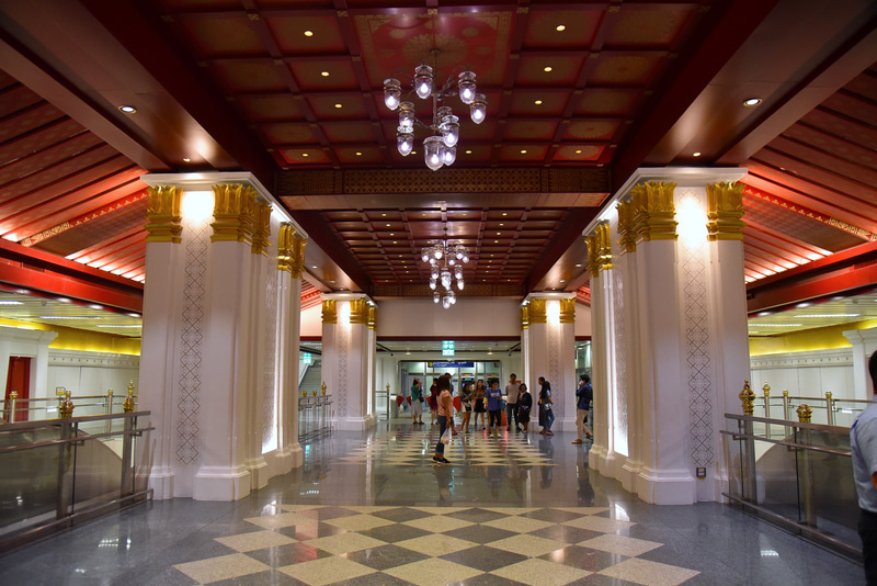 王宮をイメージしたデザインの構内。映えスポットとしてタイで人気