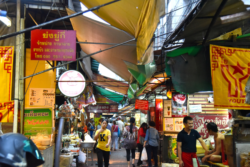 プータレート市場を散策し、大通りへ