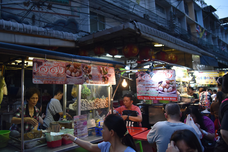 大通りには屋台がずらり。夕飯を食べに多くの市民が来ていた