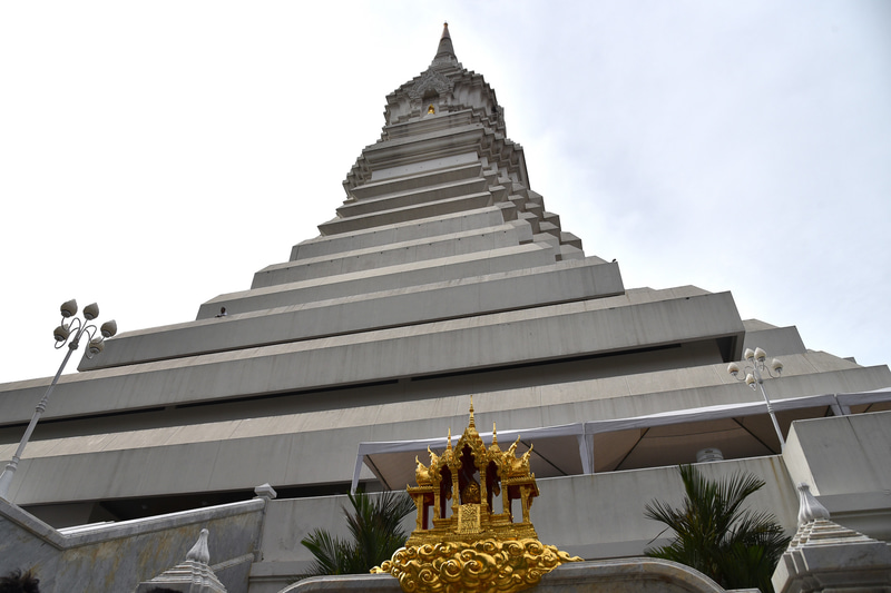 「ワット・パークナム」の大仏塔は2012年に完成した
