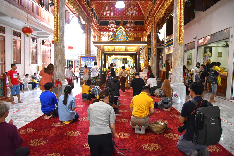 本堂側へと到着。参拝者の熱気があふれている