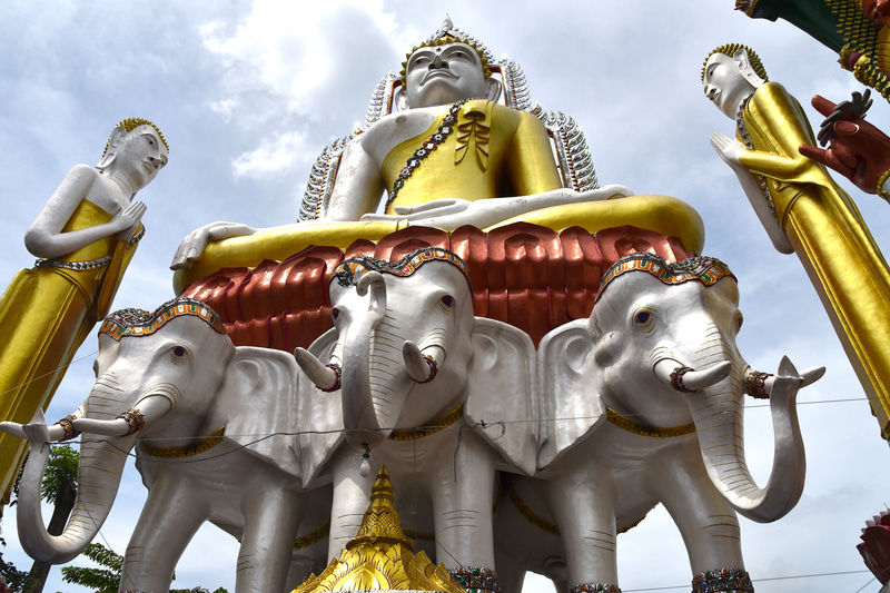 独特の大仏像の造形が興味深い「ワット・クン・チャン」