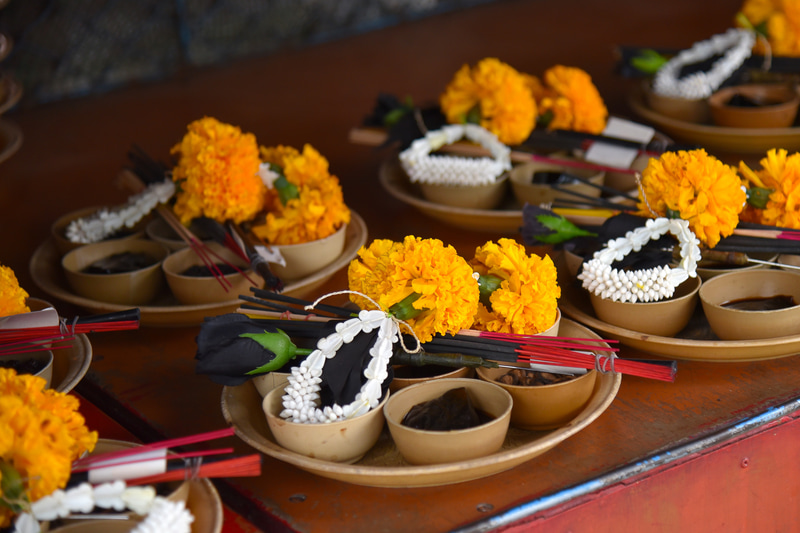 ラーフに合わせて供物もブラック仕様