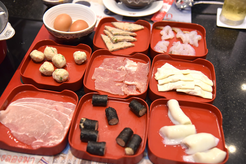 タイで縁起のよい数字9。そのため9皿が並ぶこだわり