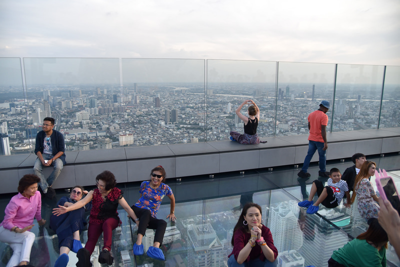 地上約310m、世界最大級のガラストレイ。皆、笑顔で記念撮影