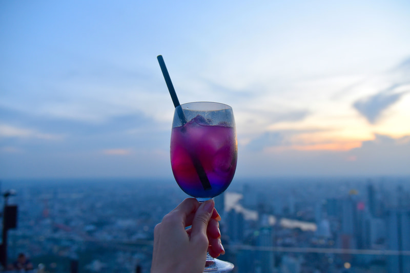 ブルーに変化する空を眺めつつ「マジック・ピーク」をゴクッ