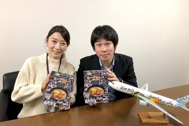 株式会社AIRDO 運送本部客室部客室業務グループ 今鉾康生氏（右）と山下朋恵氏（左）