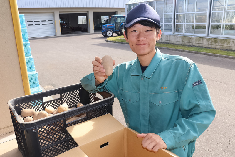 北海道で農業を学ぶ高校生が作った野菜を使用。左上から順に、北海道留寿都高等学校、北海道遠別農業高等学校、北海道大野農業高等学校、北海道倶知安農業高等学校、北海道美幌高等学校での収穫の様子