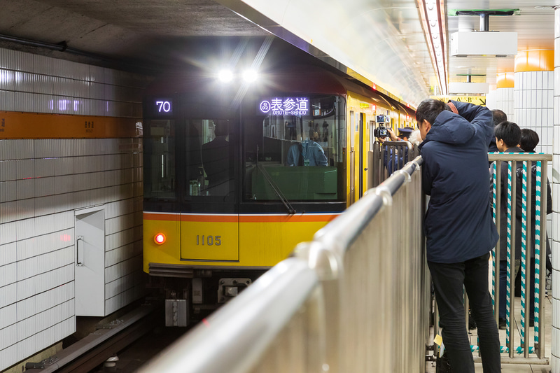 青山一丁目からの電車は表参道止まり。回送で青山一丁目に戻る