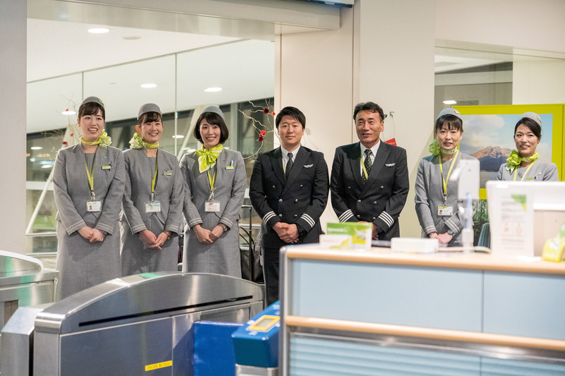 「皆さま、のちほど機内で！」とこの日のクルーの皆さんが一礼