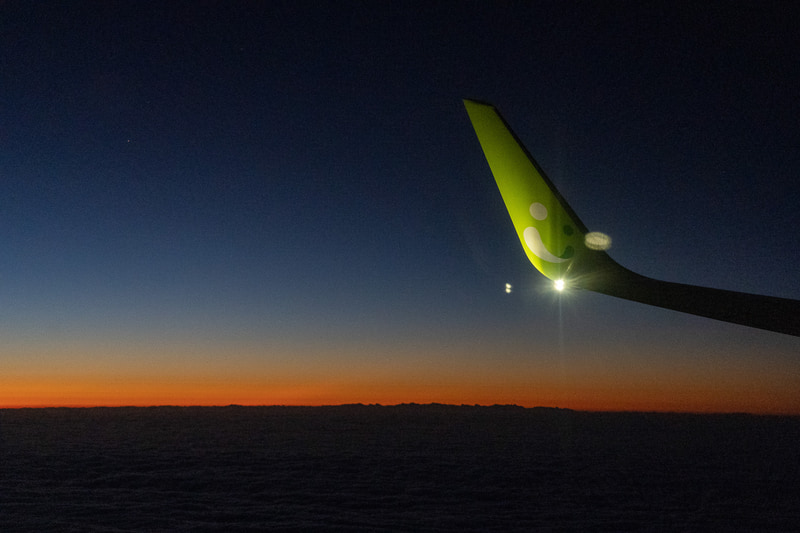 オレンジ色に染まる東の地平線を見ながら初日の出鑑賞ポイントを目指します