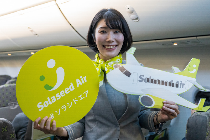 機内ではCA（客室乗務員）が記念撮影用パネルを持って写真サービス