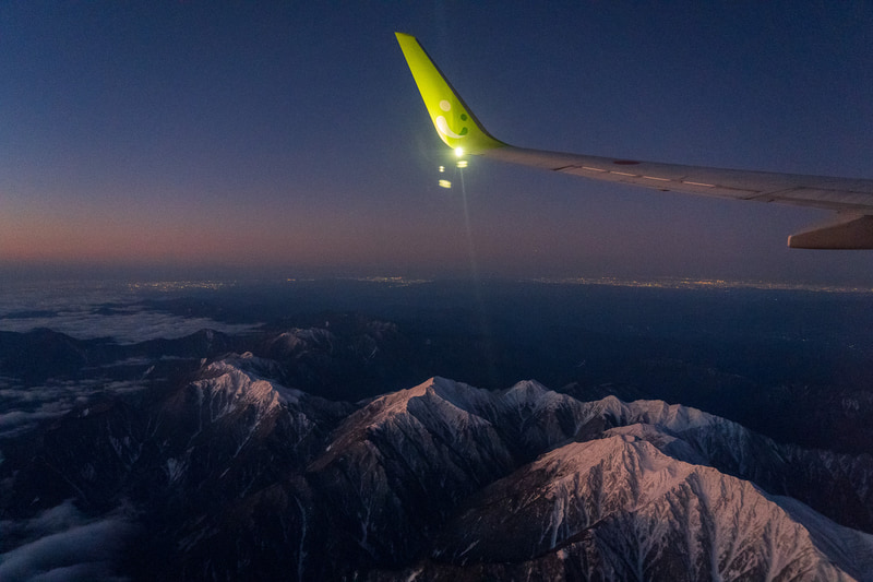 「アルプスポイント」に着いて旋回中。西と東とでは見える景色がこんなにも違います