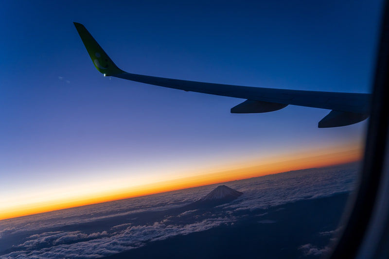 「アルプスポイント」に着いて旋回中。西と東とでは見える景色がこんなにも違います