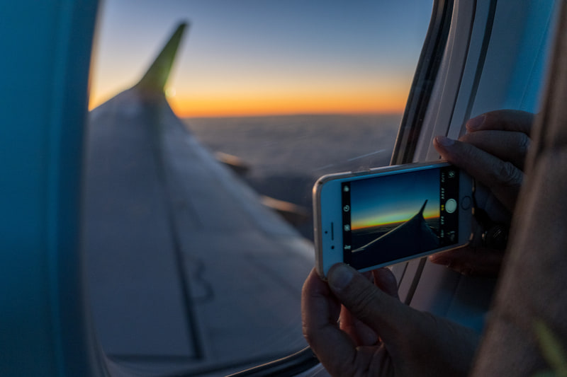 スマートフォンでがんばって撮影する乗客の皆さん