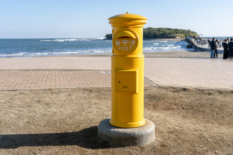 宮崎の観光名所、青島に到着。こちらは向かいの青島海岸にある「幸せの黄色いポスト」