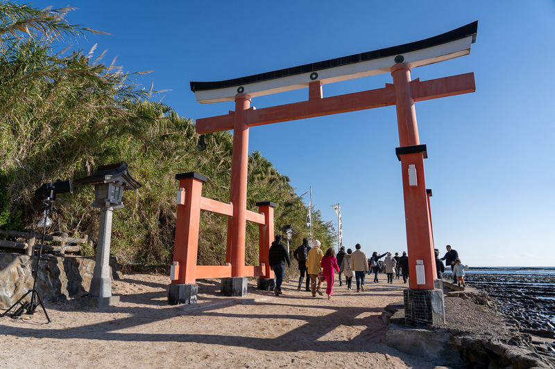 鳥居をくぐって