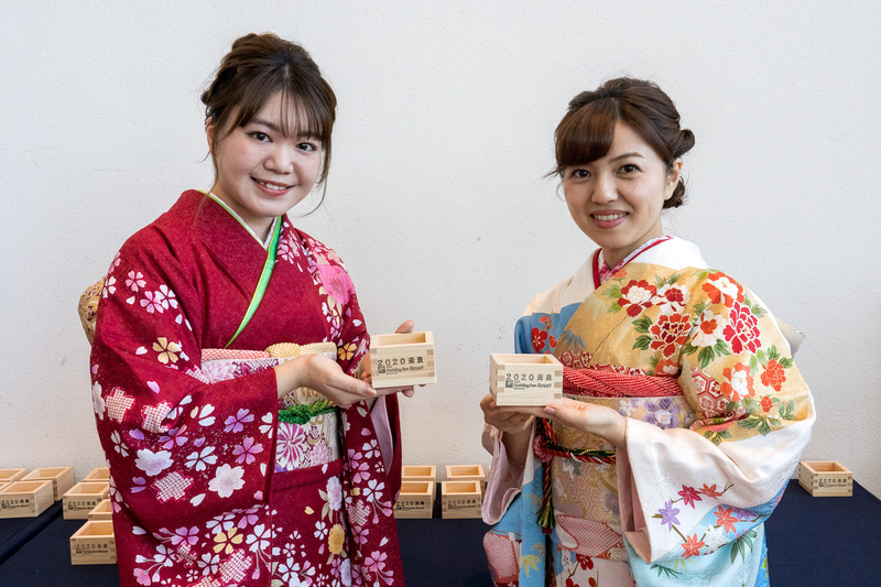 振り袖姿のスタッフさんから升酒が振る舞われました
