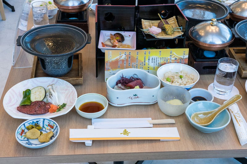 宮崎県産の牛陶板焼きなど全8品の豪華会席ランチ