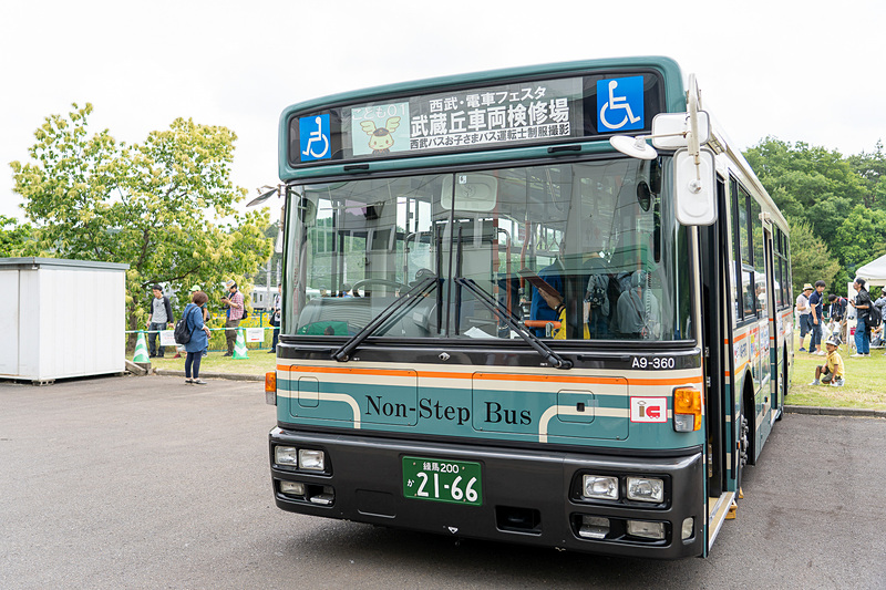 西武バスは、2020年春に路線バスのカラーリングデザインを一新する（写真は現在のカラーリング）