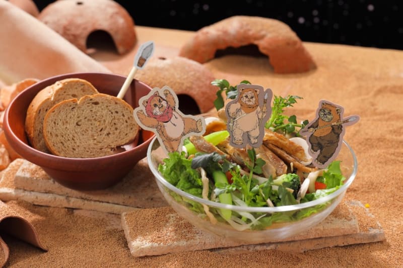 ＜イウォーク＞エンドアの森風 ザクザク♪サラダパスタ（1690円）