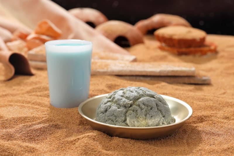 （左から）ポーションパン（500円）、ブルーミルク（650円）