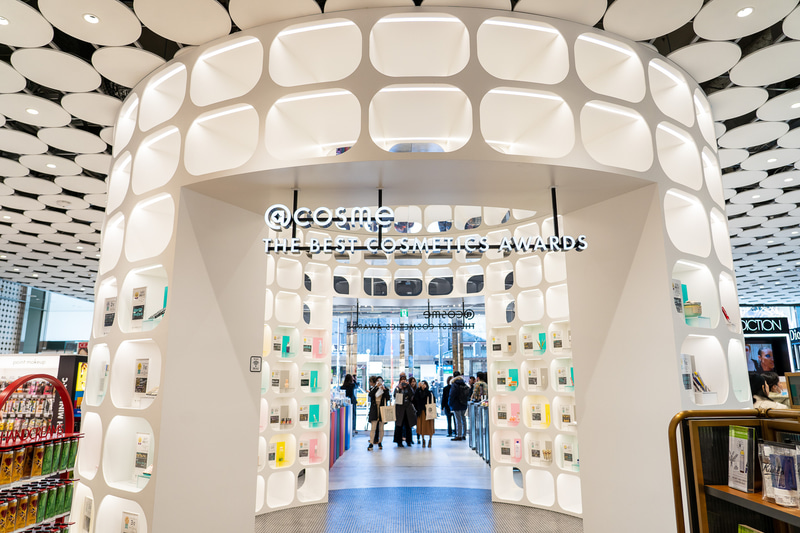店内入ってすぐのベストコスメアワードコーナーは＠cosme TOKYOを象徴するコーナー
