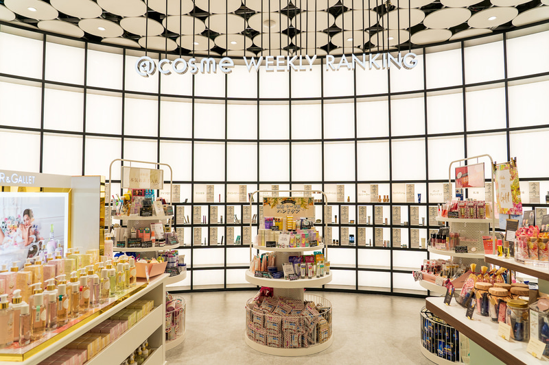 1階のランキングコーナー。＠cosmeのサイト上のランキングを毎週反映する