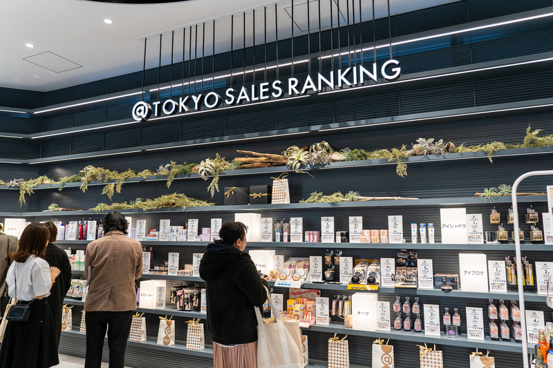 2階は＠cosme TOKYOのセールスランキングをディスプレイ
