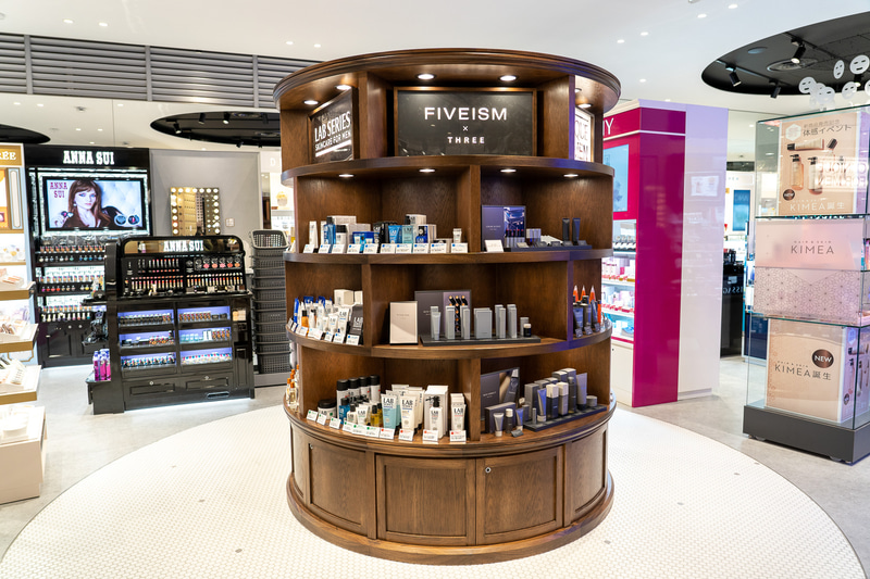 メンズ・ユニセックスコーナー（2階）にはTHREEやCLINIQUEなどがラインアップ