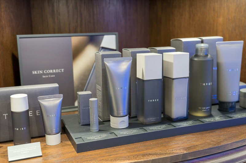 メンズ・ユニセックスコーナー（2階）にはTHREEやCLINIQUEなどがラインアップ