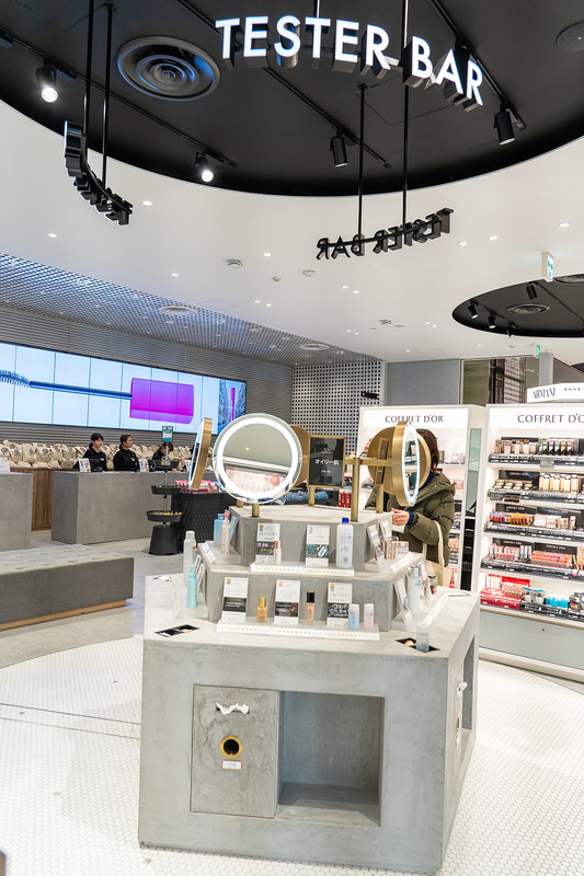 テスターバーには＠cosmeでの評価や手書きポップなども置き、見ているだけで試したくなるコーナーに
