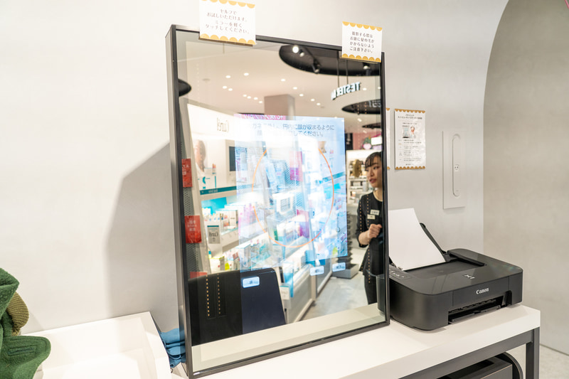 ウッドランプ（左）やパナソニック製のスノービューティーミラー（右）など肌測定ができる機器も設置