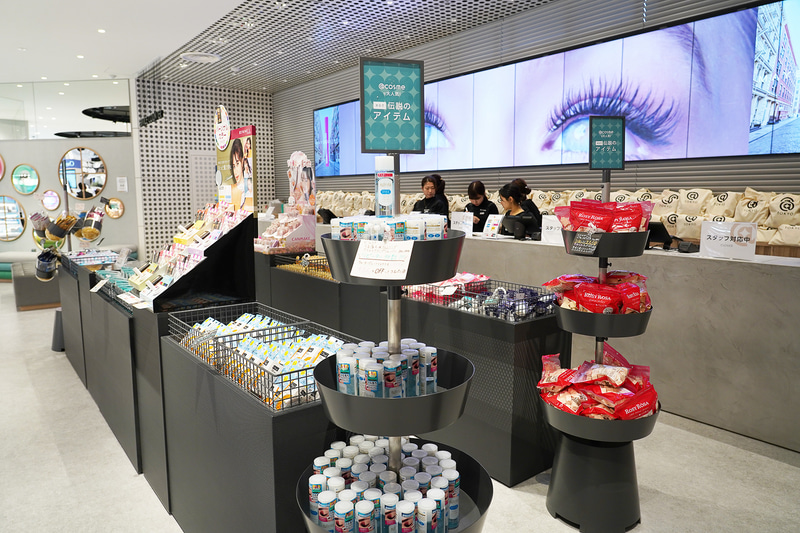 1月10日～13日の4日間は各日先着500名にコスメサンプル付きのオリジナルエコバッグをプレゼントする