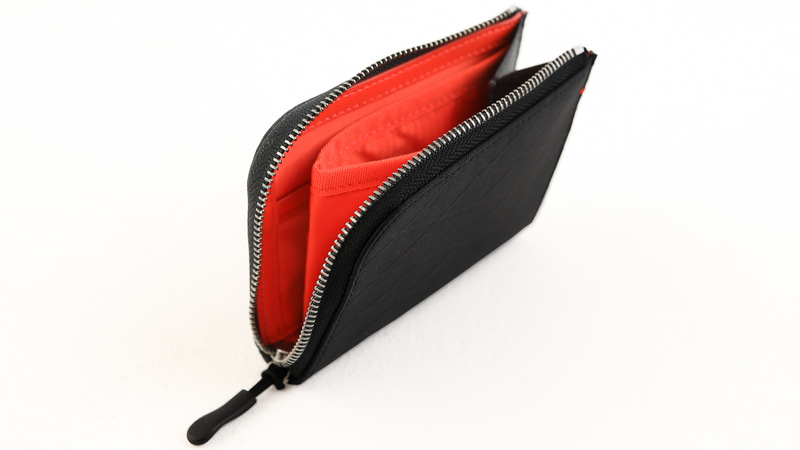 外側に高強度・高撥水のX-Pac素材を採用した