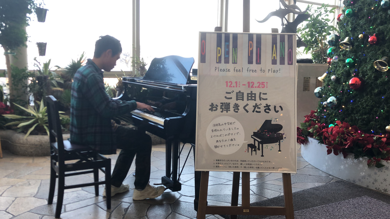 淡路ハイウェイオアシスの自由に弾けるピアノ「オアシスオープンピアノ」が常設設置となる
