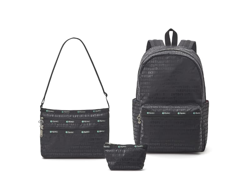 左【クインバッグ】H19×W27×D5cm・1万円（税別）/中【スモール スローンコスメティック】H10×W13×D5cm・3500円（税別）/右【カーソン バックパック】H44×W29×D15cm・2万4000円（税別）※全12型展開