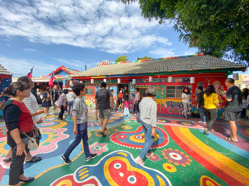 台中の人気インスタ映えスポット「彩虹眷村（さいこうけんそん）」はおじいちゃんの描いた壁画アート