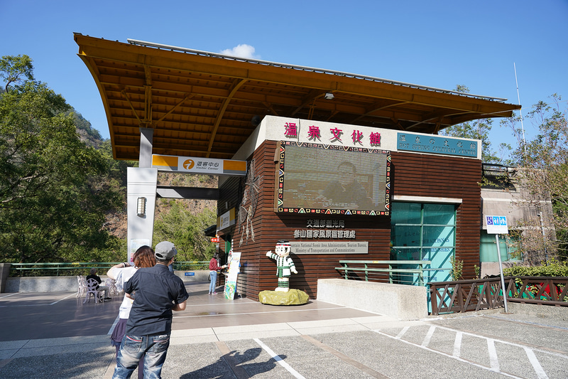 ツーリストセンターを兼ねた温泉文化館は入場無料