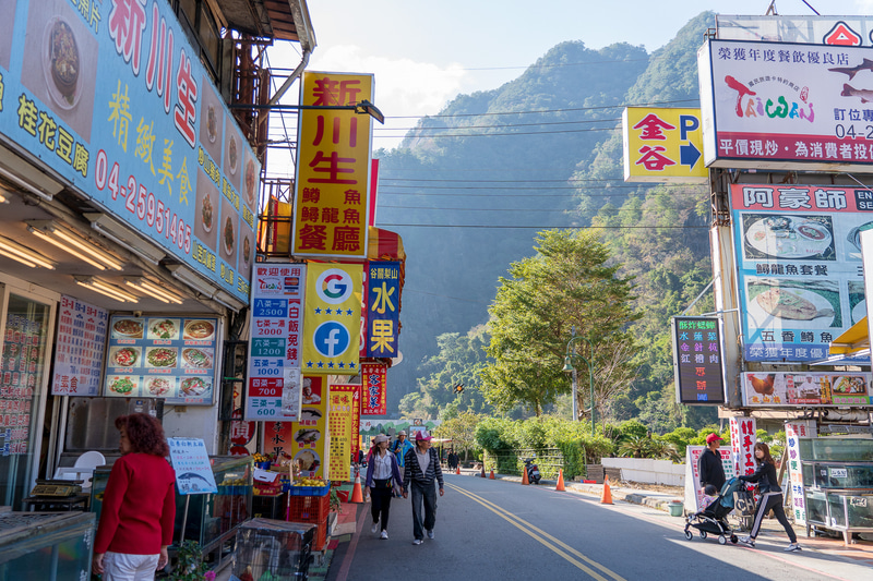 飲食店が立ち並ぶエリア