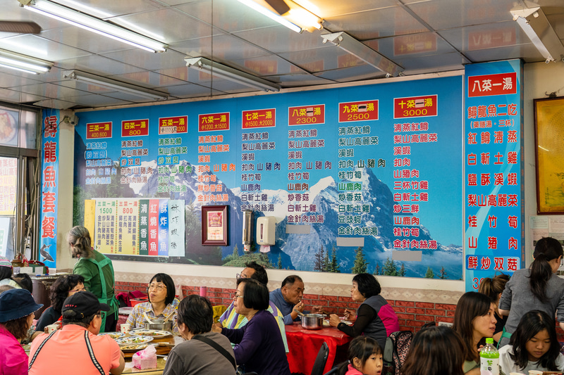 お昼どきは地元の人や観光客で大賑わいでした