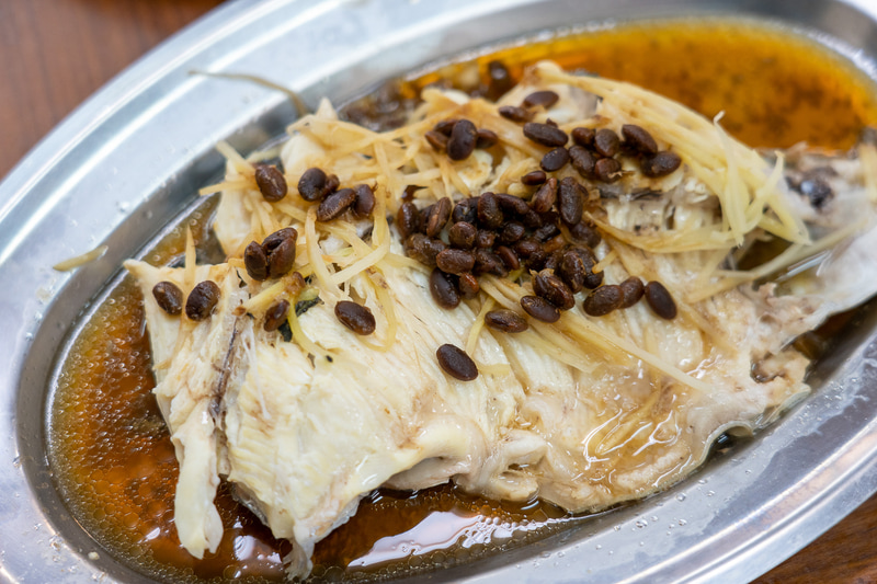 蒸しチョウザメは500台湾ドル（約1800円、1台湾ドル＝約3.6円換算）。上に乗っているのは中華料理などで調味料として使われる大豆の発酵食“豆チ”