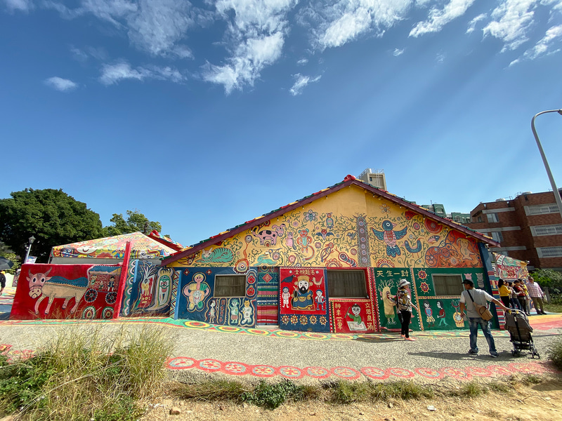 カラフルな絵で埋め尽くされている彩虹眷村（レインボービレッジ）は台中市の東側にあります