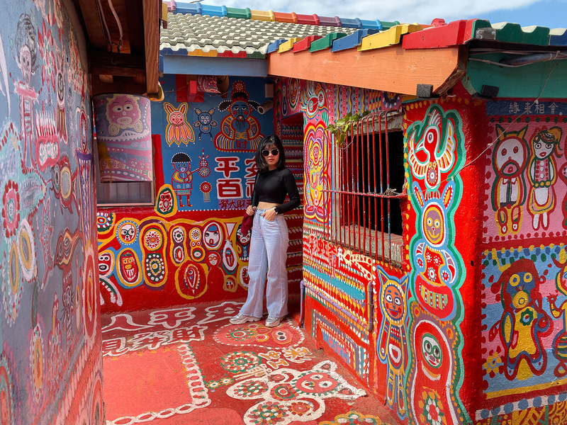 好きな絵を背景に写真を撮ります。今では観光バスで大勢の人が訪れる一大観光スポットに