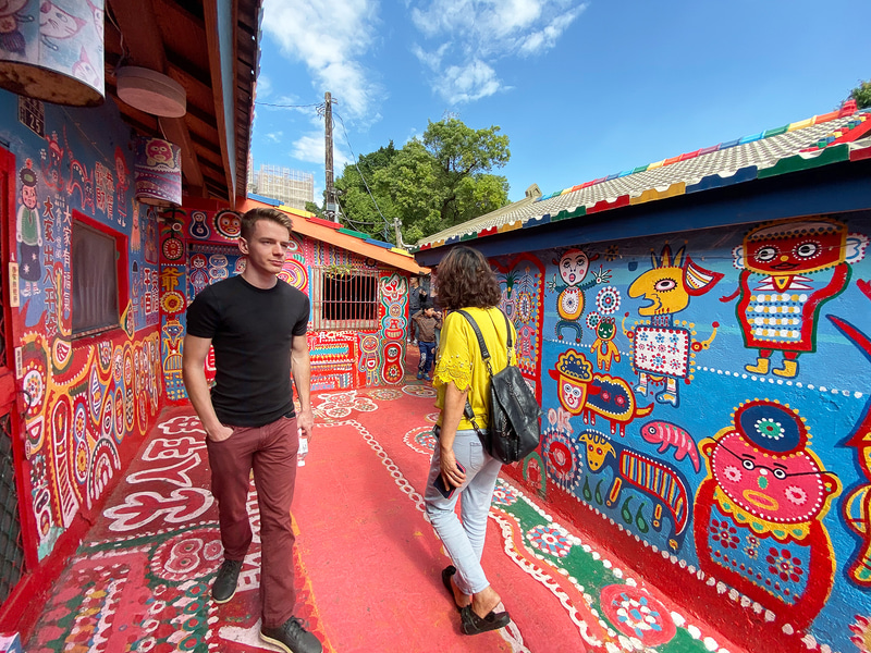 ビレッジ内ではお土産品やレインボーアイスなどショッピングも楽しめます