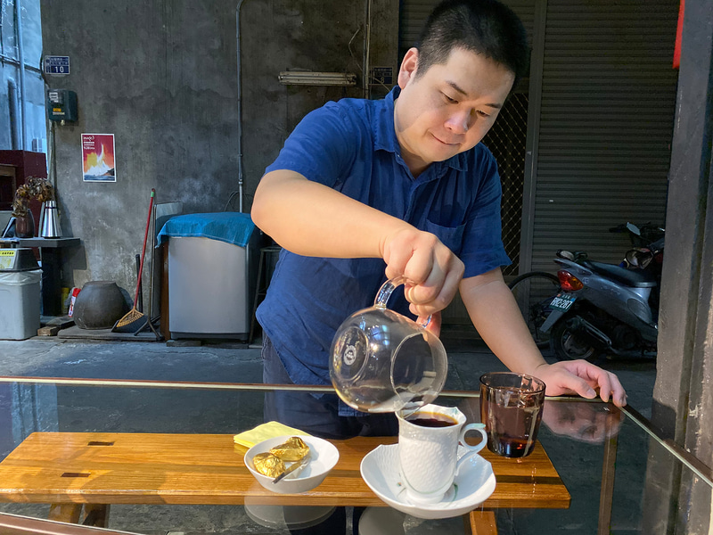 こだわりのコーヒーをいれる気さくだけれどシャイなオーナーさん
